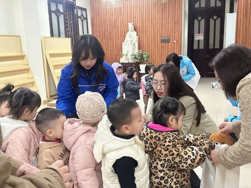 Hoạt động trao quà tới thiếu nhi là một trong những phần việc thiết thực, lan tỏa tinh thần sẻ chia trong cộng đồng. Ảnh: PV