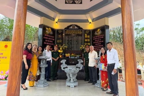 Các đại biểu cùng góp mặt tại khu tưởng niệm các anh hùng liệt sĩ xã Chiêu Lưu (tỉnh Nghệ An). Ảnh: Nam Hà.