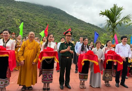 Trung tướng Hoàng Khánh Hưng, Chủ tịch Hội Hỗ trợ gia đình liệt sĩ Việt Nam (mặc quân phục) cùng các đại biểu cắt băng khánh thành Nhà bia tưởng niệm các anh hùng liệt sĩ xã Chiêu Lưu (tỉnh Nghệ An). Ảnh: Nam Hà