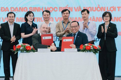 World Wide Fund For Nature (WWF) và World Vision International tại Việt Nam ký kết triển khai Dự án “Xây dựng hành lang bảo vệ đa dạng sinh học biển và nguồn lợi thủy sản ở một số địa bàn thuộc các tỉnh miền Trung Việt Nam”. Ảnh: WVIV