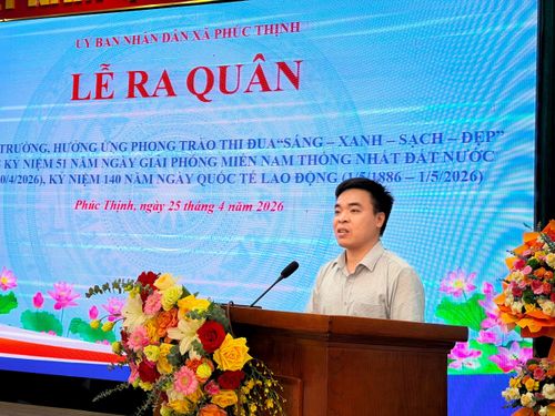 Phó Chủ tịch UBND xã Phúc Thịnh Lê Thế Chuyên phát biểu tại buổi lễ. Ảnh: Thanh Hà