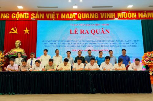 Đại diện các thôn, tổ dân phố trên địa bàn xã Phúc Thịnh ký cam kết thi đua thực hiện phong trào “Sáng - Xanh - Sạch - Đẹp”. Ảnh: Thanh Hà