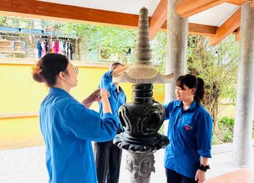Các bạn trẻ tình nguyện lau dọn, chỉnh trang khuôn viên các địa chỉ đỏ trên địa bàn phường Hoàng Mai. Ảnh: Trần Oanh