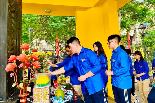 Mỗi nén hương thơm là lời tri ân sâu sắc của thế hệ trẻ gửi tới những người anh hùng đã ngã xuống vì nền độc lập, tự do của dân tộc. Ảnh: Trần Oanh