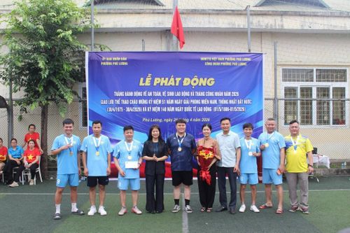 Đồng chí Đoàn Thị Thu Hà - Phó Bí thư thường trực Đảng ủy phường Phú Lương trao giải thưởng cho công nhân, viên chức, người lao động. Ảnh: Hữu Tiệp