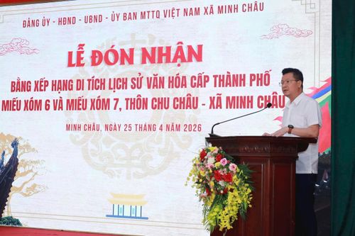 Ủy viên Ban Thường vụ Đảng ủy, Phó Chủ tịch UBND xã Minh Châu Đinh Tuấn Anh phát biểu tại buổi Lễ. Ảnh: PV.