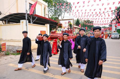 Đoàn rước Bằng xếp hạng Di tích lịch sử-văn hóa cấp Thành phố về hai khu di tích Miếu xóm 6 và Miếu xóm 7. Ảnh: PV.