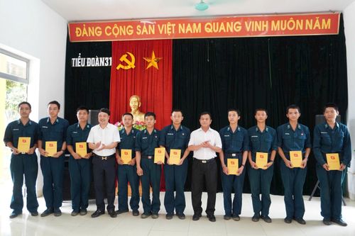 Những món quà thiết thực của xã Dân Hòa được trao đến tân binh. Ảnh: Lê Dung