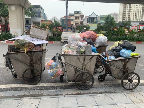 Xe chở rác thô sơ là phương tiện vận chuyển rác chủ yếu tại phường Hà Đông. Ảnh: Hiền Phương.