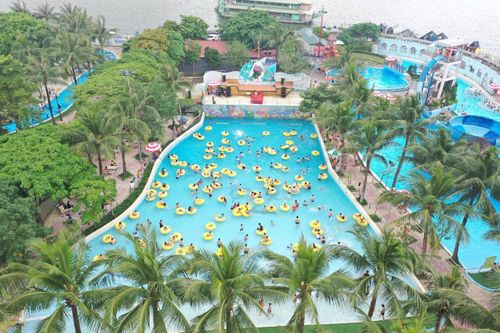Công viên nước Hồ Tây mở cửa đón khách trong kỳ nghỉ lễ. Ảnh: HNM
