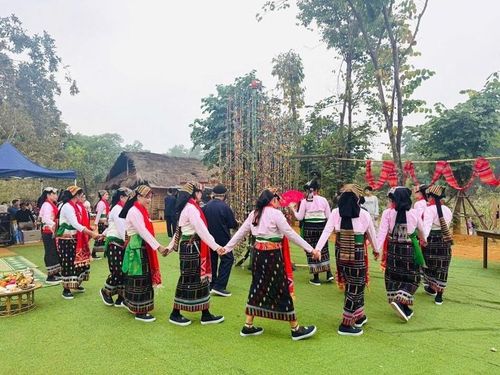 Trải nghiệm sắc màu văn hóa Lai Châu tại Làng Văn hóa - Du lịch các dân tộc Việt Nam. Ảnh: HNM