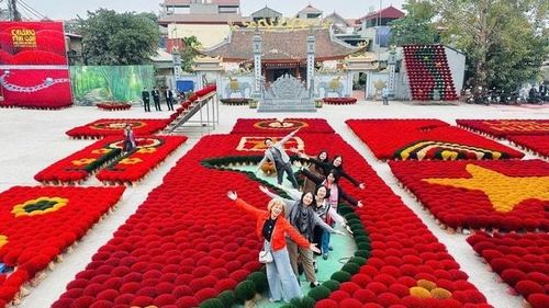 Du khách trải nghiệm làng tăm hương Quảng Phú Cầu trong tuyến “Con đường di sản Nam Thăng Long - Hà Nội - Điểm về nguồn cội”. Ảnh: Hoàng Lân
