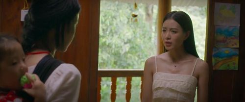 Vi Minh bực bội nhưng đành chấp nhận ở chung phòng với Ngân Khánh. Ảnh VTV