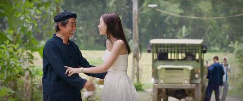 Hoa hậu Vi Minh được ông chào đón khi cô trở về. Ảnh VTV