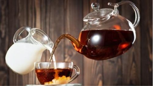 Sử dụng sữa tươi không đường kết hợp cùng các loại trà nguyên chất như trà xanh giúp giảm đáng kể lượng calo rỗng.