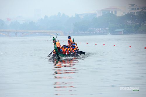 Từng nhịp chèo dồn dập đưa thuyền băng nhanh về phía trước.