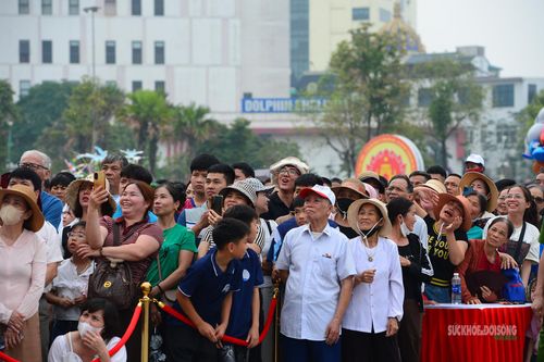 Tiếng reo vang bên hồ Văn Lang hòa cùng nhịp chèo, khép lại một ngày hội đậm sắc màu văn hóa Đất Tổ.