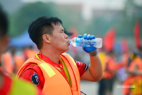Vận động viên tranh thủ tiếp nước sau những chặng đua căng sức.