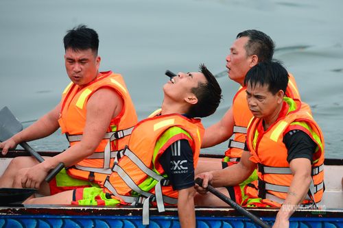 Sau chặng đua, các vận động viên thấm mệt nhưng vẫn giữ tinh thần hứng khởi.