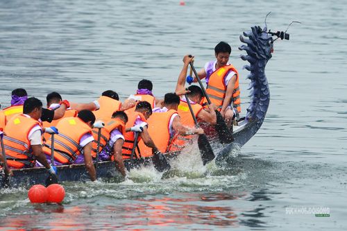 Thuyền chải rẽ sóng trên hồ Công viên Văn Lang.