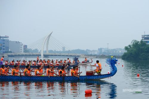 Các đội chải cùng tranh tài, tạo nên không khí sôi động trên mặt hồ.