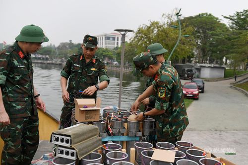 Kiểm tra từng quả pháo trước khi đưa vào ống phóng.