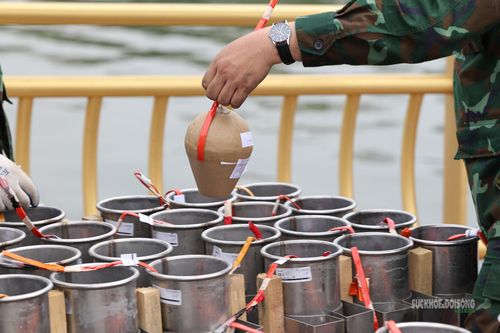 Những thao tác cuối cùng trước giờ pháo hoa rực sáng.