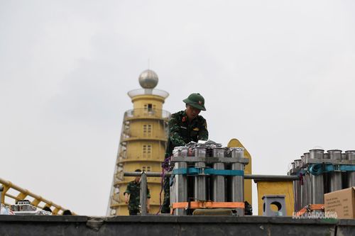 Các cụm pháo hoa được bố trí sẵn sàng tại khu vực cầu đi bộ Công viên Văn Lang.