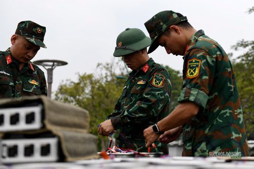 Đấu nối hệ thống điều khiển, chuẩn bị cho màn pháo hoa.