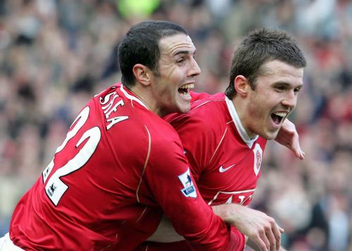  Michael Carrick (phải) thời còn thi đấu cho MU. ẢNH: MANCHESTER UNITED 