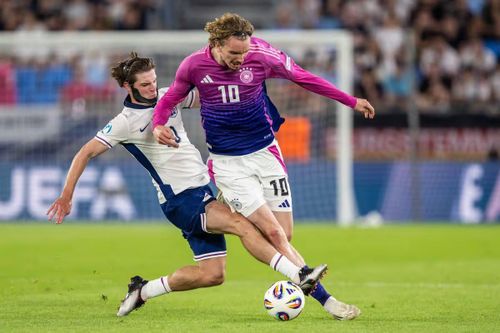  Alex Scott được xem là phiên bản Michael Carrick 2.0. ẢNH: MIRROR/GETTY 