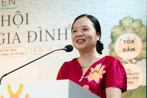 TS Vũ Dương Thúy Ngà chia sẻ tại một sự kiện về văn hóa đọc. Ảnh: Đức Huy.