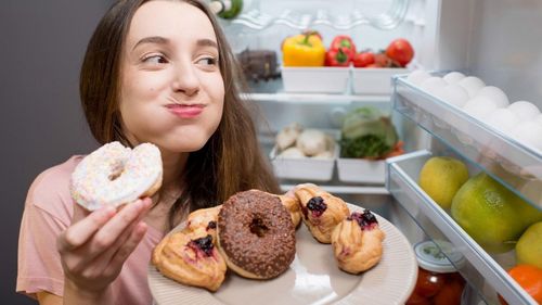 Cảm giác hưng phấn sau khi ăn đồ ngọt chỉ thoáng qua và có thể để lại hệ lụy nguy hiểm cho sức khỏe. Ảnh: Freepik.
