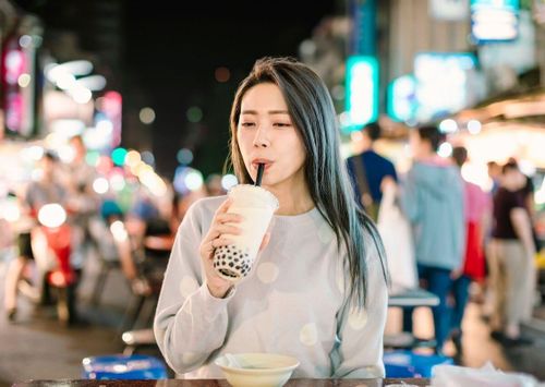 Uống một ly trà sữa hay ăn bánh ngọt là thói quen phổ biến của nhiều người trẻ. Ảnh: Shutterstock.