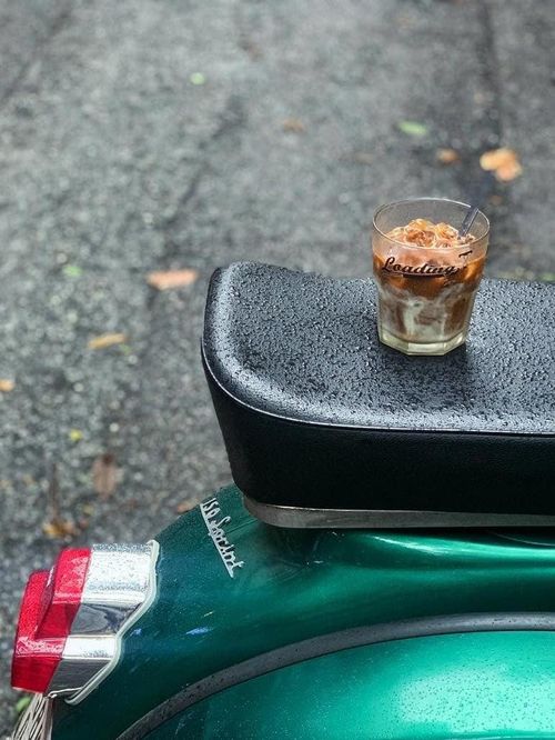  Quán cà phê ở khu phố cổ Hà Nội, nằm trên tầng 2, số 8 Chân Cầm, phường Hoàn Kiếm. Ảnh: Loading T Café. 