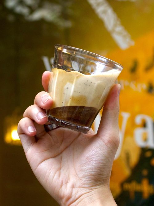  Quán phù hợp với những người muốn thưởng thức cà phê Việt Nam theo phong cách hiện đại nhưng không quá cầu kỳ. Ảnh: Blackbird Coffee. 
