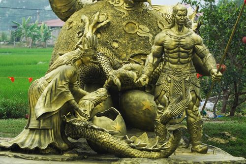  "Cội nguồn" cũng là tác phẩm đầu tiên trong dự án "Vườn cổ tích Việt Nam" được anh Quân ấp ủ. "Qua các bức tượng trong khu vườn này, tôi muốn truyền cho các em nhỏ cảm hứng tìm hiểu về văn hóa nước mình, với bề dày lịch sử và đậm đà bản sắc dân tộc", anh nói. 