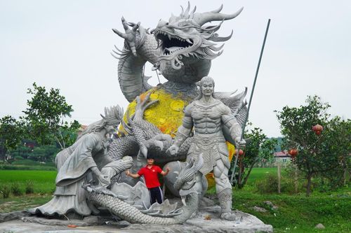  Tượng vẫn được anh Quân thực hiện bằng chất liệu cốt thép, xi măng quen thuộc. Trong khoảng 45 ngày, anh và đội ngũ hoàn thiện từ khâu phác thảo, dựng khung rồi tạo hình chi tiết. Cuối cùng, tượng được phủ lớp sơn màu đồng.