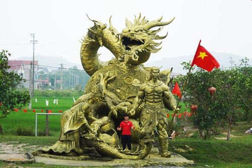  Chia sẻ với Tri Thức - Znews, anh Quân cho biết lấy cảm hứng từ hình ảnh "bọc trăm trứng" trong truyền thuyết "Con Rồng cháu Tiên". Nhóm tượng gồm hình ảnh mẹ Âu Cơ, cha Lạc Long Quân, phía sau là con rồng dũng mãnh bao trọn bọc trứng. 