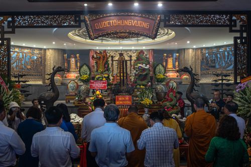  Bàn thờ Quốc tổ Hùng Vương với các hoa quả nhang đèn, bánh chưng bánh giầy. Nhân dịp này, Đoàn đại biểu TP.HCM cũng dâng hương, dâng hoa lên Đức Lễ Thành hầu Nguyễn Hữu Cảnh, người có công lớn trong việc khai phá vùng đất phương Nam của đất nước. 