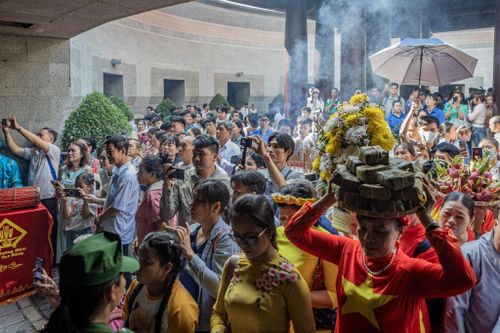  Sau phần lễ, đông đảo người dân trong thành phố tới đền thắp hương, dâng lễ tưởng nhớ công ơn các vua Hùng, cha ông đã có công dựng nước và giữ nước. 