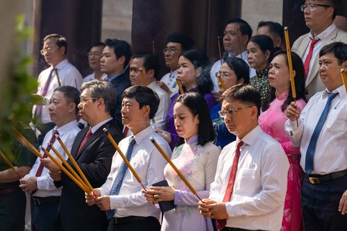  Lãnh đạo TP.HCM dâng hương trước bàn thờ các vua Hùng. Đọc diễn văn tại buổi lễ, ông Nguyễn Phước Lộc - Ủy viên Trung ương Đảng, Phó bí thư Thành ủy, Chủ tịch Ủy ban MTTQ Việt Nam TP.HCM, khẳng định tưởng nhớ công ơn Quốc Tổ Hùng Vương là nhớ về cội nguồn của một biểu tượng tư tưởng, văn hóa sâu sắc; khẳng định giá trị thiêng liêng của lịch sử dựng nước và giữ nước hàng nghìn năm của dân tộc. 