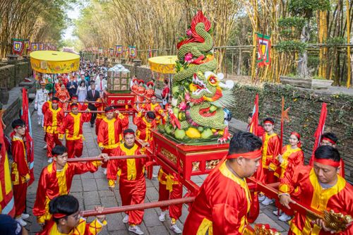  Khoảng 7h30, nghi thức rước kiệu, dâng hương Quốc Tổ Hùng Vương diễn ra trang nghiêm. Đoàn người đi từ quảng trường theo con đường tre dài khoảng 400 m vào đền tưởng niệm các vua Hùng. 