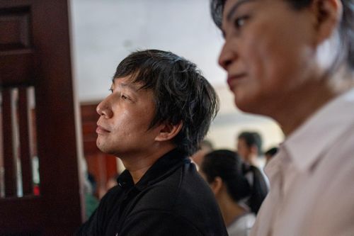  Người dân chờ xem lễ dâng hương và tưởng niệm các vua Hùng theo nghi thức cổ truyền trong khoảng 20 phút. 