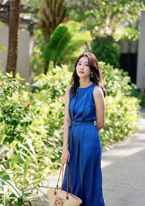  Đặng Thu Thảo chuộng diện đầm maxi với tông màu xanh mát mắt mỗi lần đi du lịch biển. Cô trung thành với kiểu tóc dài, buông xõa, không thay đổi sau nhiều năm. 