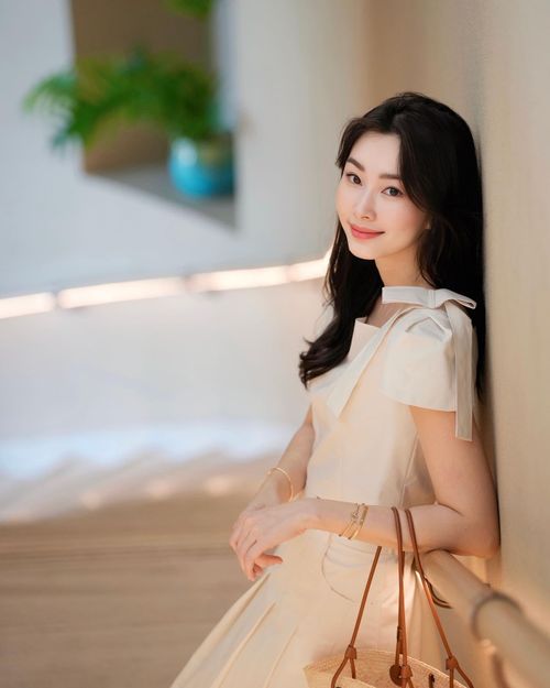  Sắc vóc của bà mẹ ba con được nhận xét mặn mà, khí chất. Thỉnh thoảng, hoa hậu cũng tham dự một số sự kiện về thời trang, mỹ phẩm hoặc đồng hành bên chồng trong những hoạt động của công ty. 