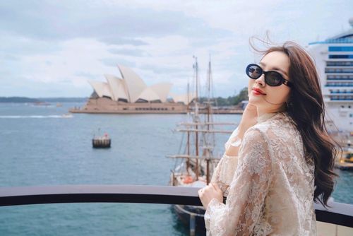 Đặng Thu Thảo không hoạt động nhiều trên mạng xã hội. Thời gian phần lớn cô dành cho việc chăm sóc chồng con. Thỉnh thoảng, hoa hậu chia sẻ ảnh đi du lịch ở nhiều thắng cảnh nổi tiếng trên thế giới. Trong những lần nghỉ dưỡng, Đặng Thu Thảo vẫn trung thành với phong cách thời trang thanh lịch, kín đáo và sang trọng. 