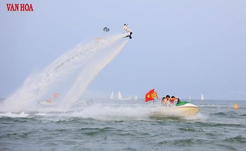 Phía dưới, đội hình jetski khuấy động mặt nước, kết hợp cùng những cánh buồm tạo nên phông nền kỳ vĩ, góp phần nâng tầm hiệu ứng thị giác