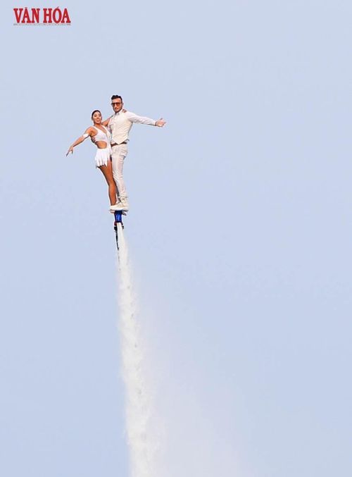Điểm nhấn của chương trình là màn trình diễn flyboard của cặp nghệ sĩ người Nga Jessica và Tommy