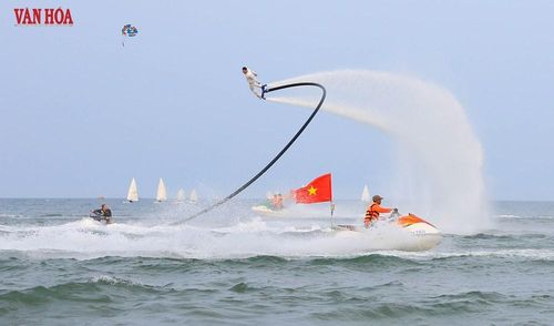 Trong không gian biển rộng mở, màn đồng diễn nghệ thuật thể thao biển mang tên “Vũ khúc đại dương” quy tụ nhiều bộ môn như jet ski, thuyền buồm, cano kéo dù và flyboard, góp phần tạo nên một “bức tranh chuyển động” sống động, giàu cảm xúc